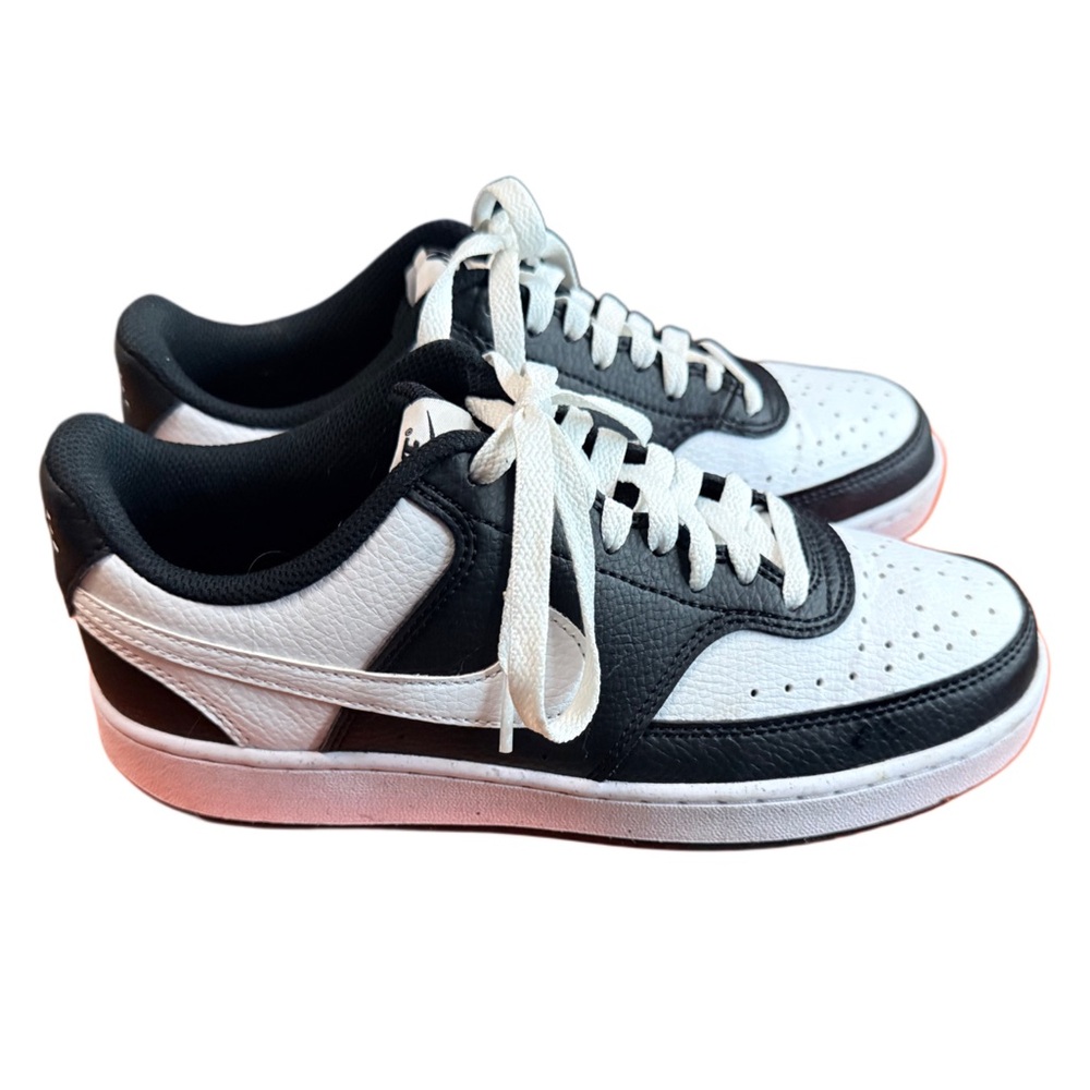 Black and white Nike women’s size 8